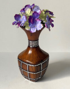 керамическая ваза с металлическим декором