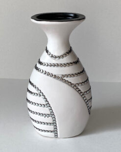 белая ваза с металлическим декором