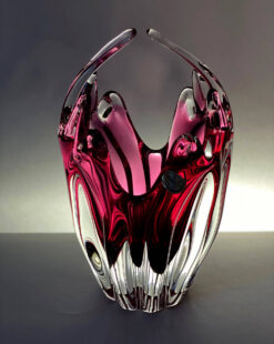 малиновая стеклянная ваза богемия