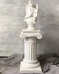 колонна с ангелом в интерьере
