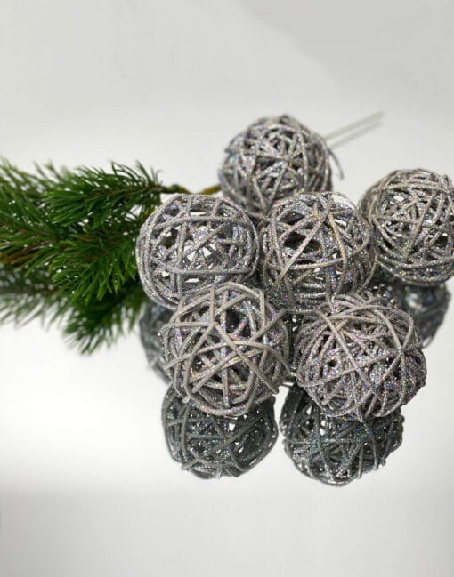 серебряные шары на ёлку