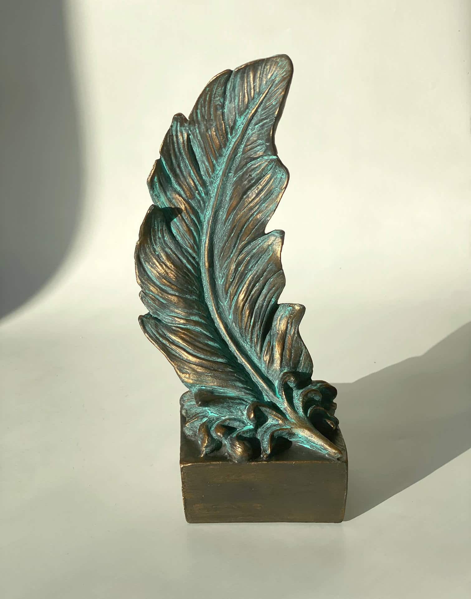 статуэтка перо для письма