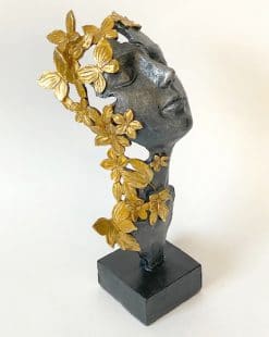 скульптура девушка с бабочками