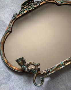 зеркало в металлической раме