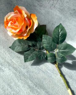 кремовая искусственная роза