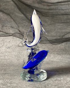 статуэтка дельфинов из сине-белого стекла