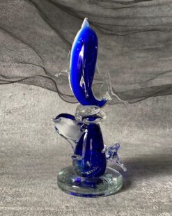 статуэтка пары дельфинов из сине-белого стекла