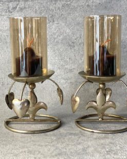 изящный подсвечник из металла и стекла