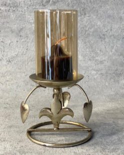 красивый подсвечник из серебристого металла и стекла со свечой