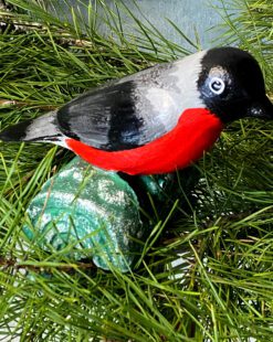 статуэтка снегиря с датчиком движения