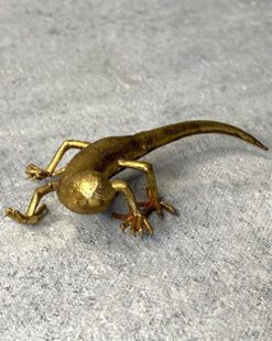 миниатюрная фигурка ящерицы