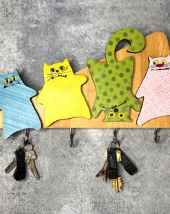 ключница деревянная веселые коты