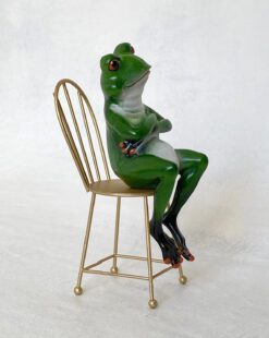 фигурка лягушка на стуле